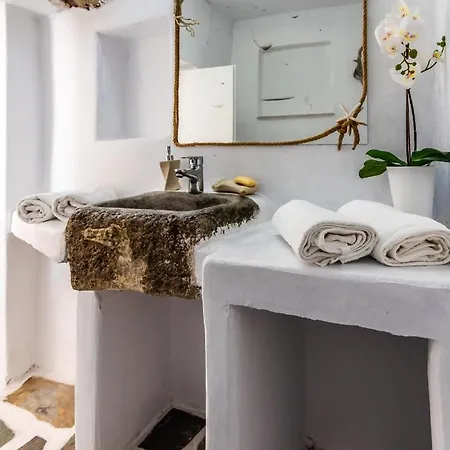 Sarakiniko Boat House * Mandrakia